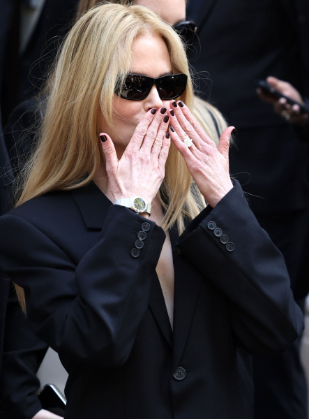 Nicole Kidman blows a kiss in sunglasses